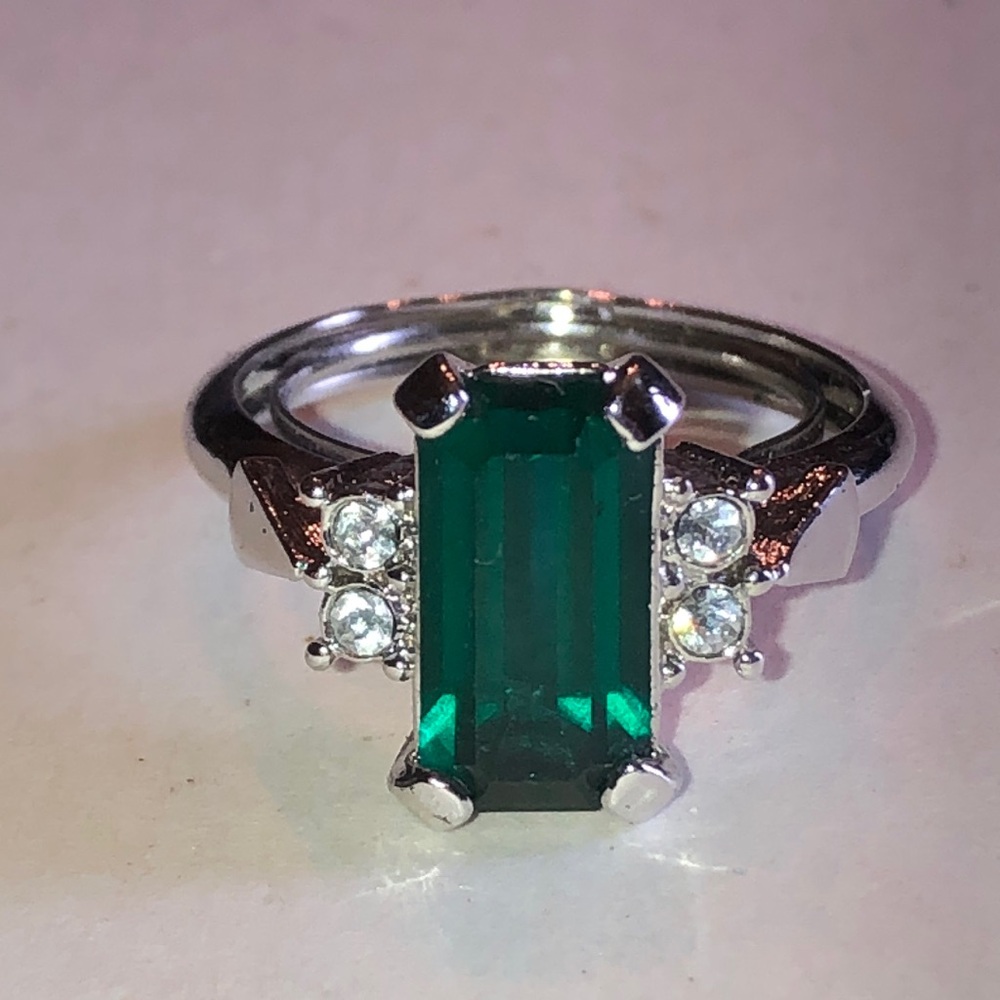 Avon Vintage Emerald-Cut Green Crystal Solitaire Ring